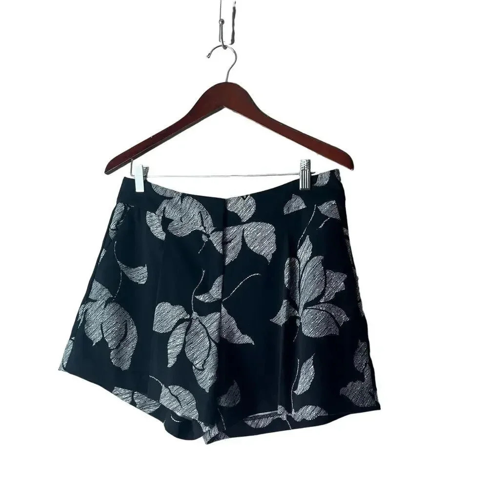 Ann Taylor Dress Shorts Women’s Floral Black and White 6
